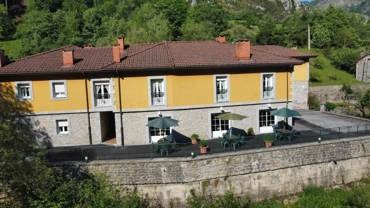 Hotel Y Apartamentos La Lonja Cangas de Onis Luaran gambar