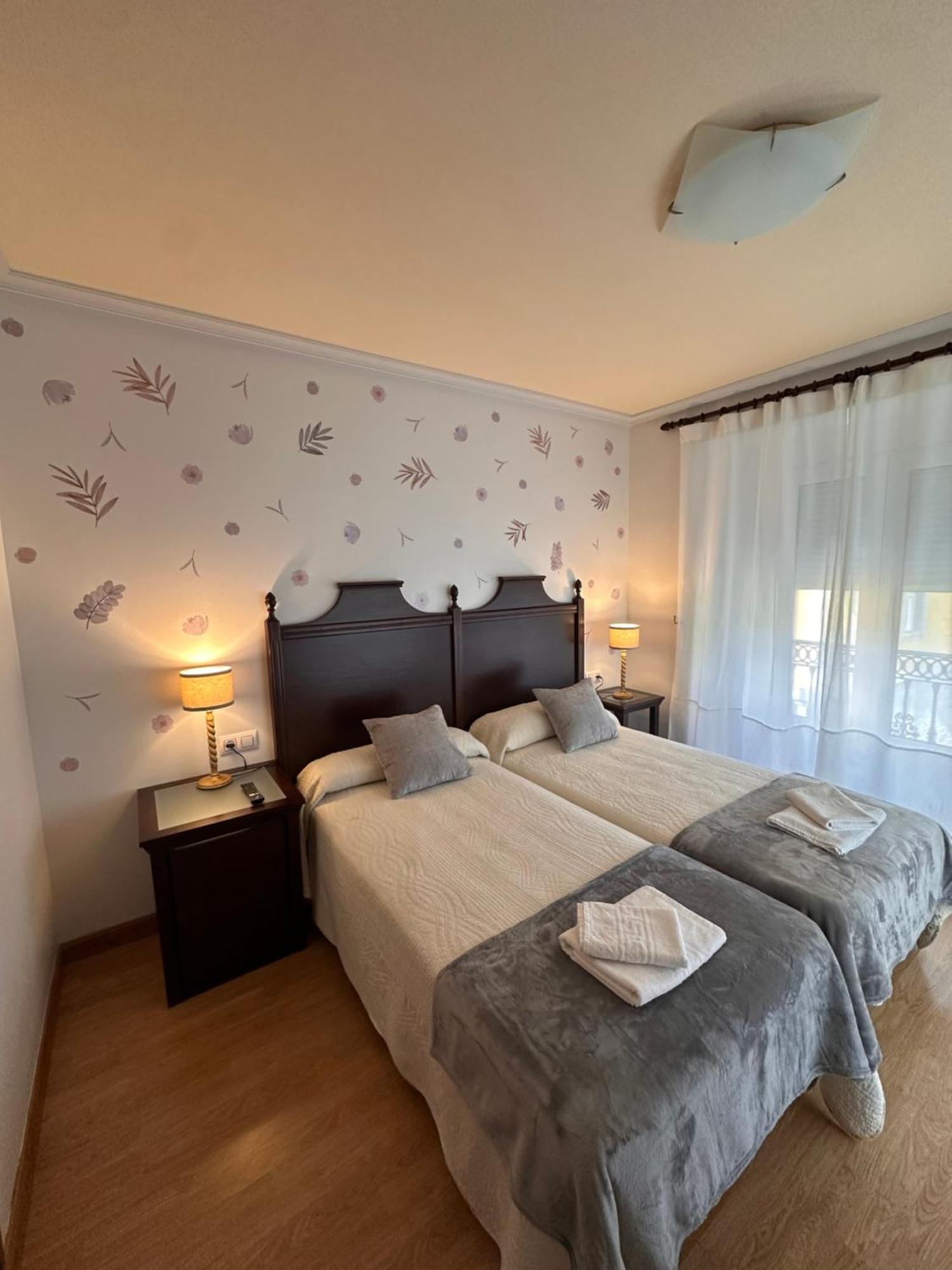 Hotel Y Apartamentos La Lonja Cangas de Onis Luaran gambar