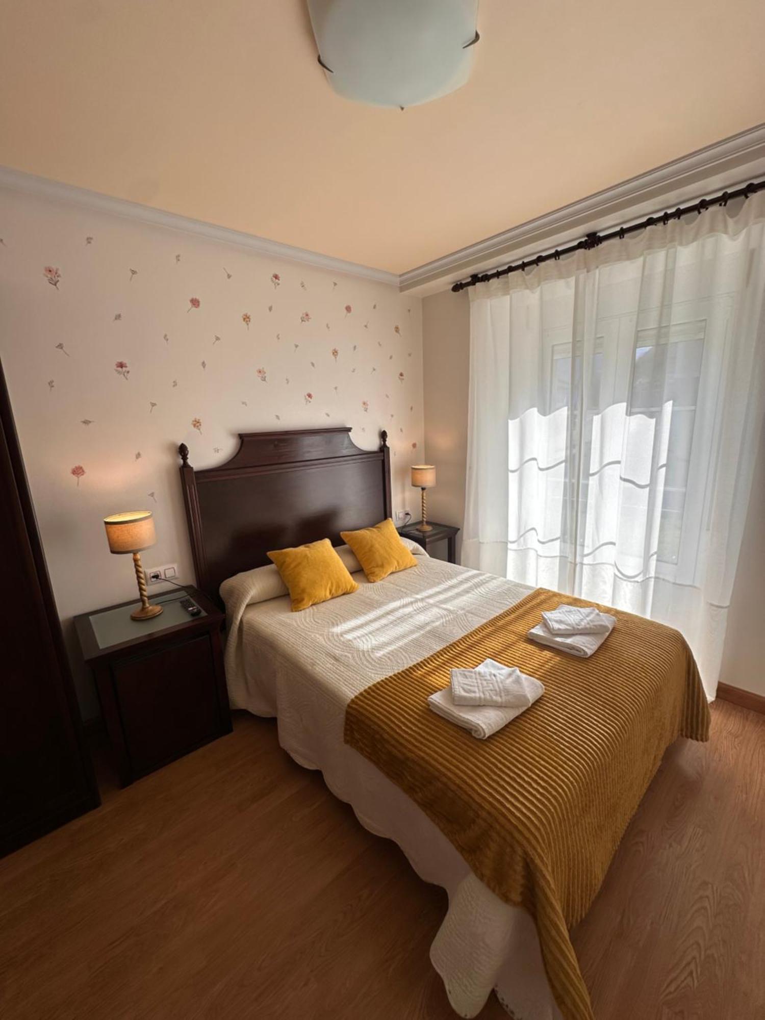 Hotel Y Apartamentos La Lonja Cangas de Onis Luaran gambar
