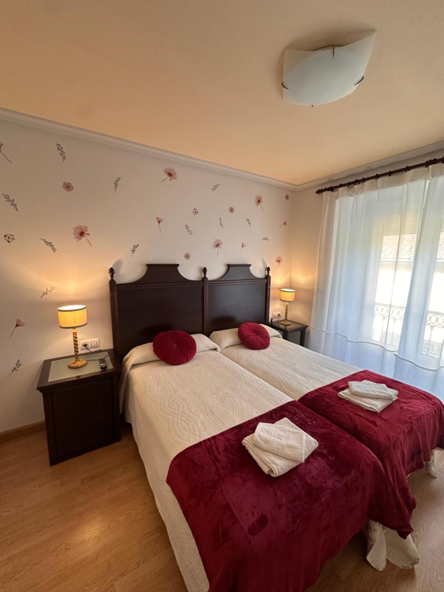 Hotel Y Apartamentos La Lonja Cangas de Onis Luaran gambar